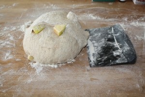 Rugmelsbrød med æble, kanel og yoghurt