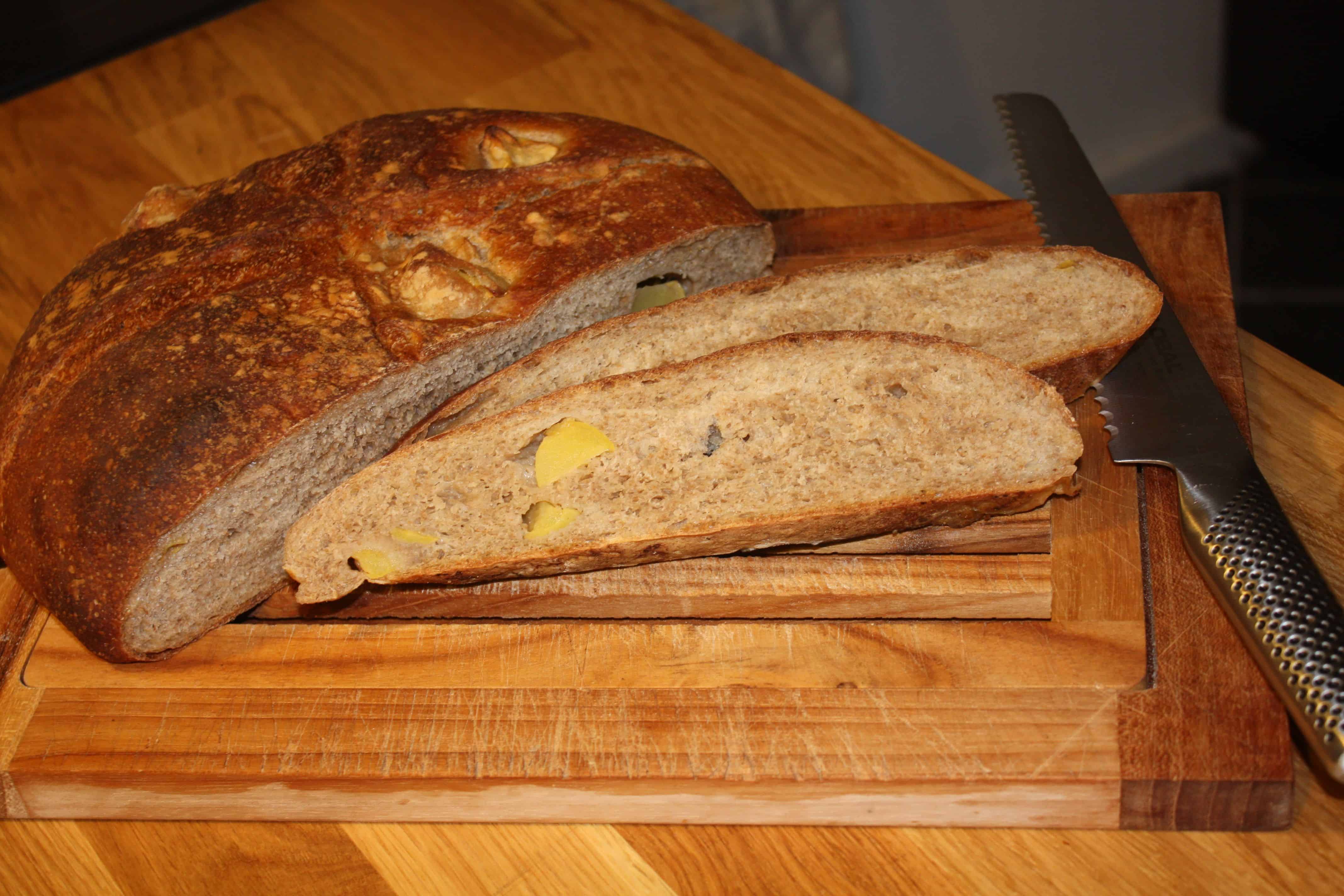 Rugmelsbrød med æble, yoghurt og kanel